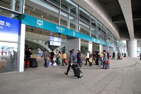 广州南站的高铁出口和入口