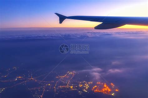 飞机上俯瞰城市高清图片下载-正版图片500791236-摄图网