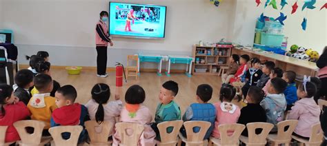 黄色卡通风幼儿园安全教育培训PPT模板下载_熊猫办公