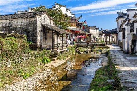 安徽黟县的宏村，为南宋年间所建，是一座古老的水乡村落……
