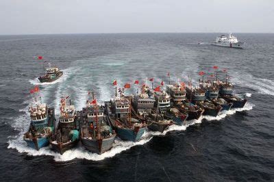 海南海警46041艇（右）和中国渔政46012船（左）对“着火”渔船进行救助_新浪图集_新浪网