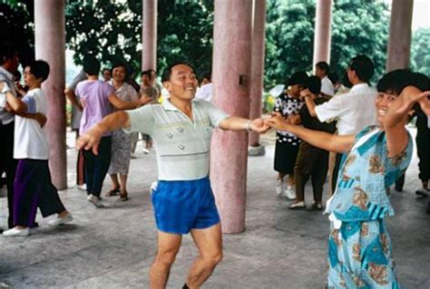 90年代老照片：中年男女在公园跳舞，小男孩带小伙伴骑自行车|年代|自行车|男女_新浪新闻
