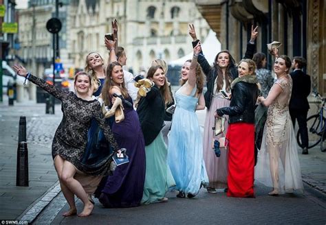 英国剑桥大学生考完后的狂欢 穿礼服开盛大晚会