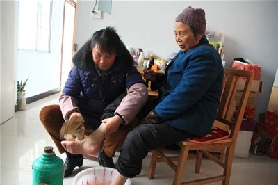 城固女教师带着八旬母亲一起去教书_陕西频道_凤凰网
