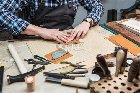 中年男性皮匠工匠检查皮料高清图片下载-正版图片501674274-摄图网