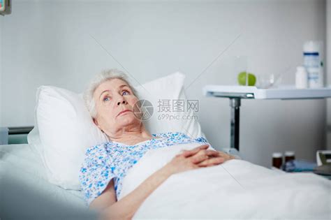 孤独的老年妇女躺在医院病房白床高清图片下载-正版图片502555710-摄图网