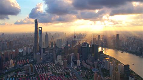 上海：仰视陆家嘴“三件套” 景象壮观-人民图片网