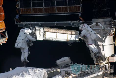 太空行走的宇航员图片素材-正版创意图片600077328-摄图网