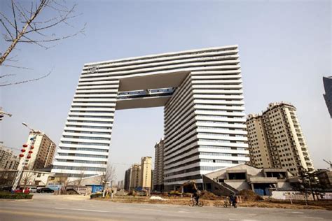 河南鹤壁惊现跨路大楼形似板凳 宛如"龙门"形状？ |公共建筑|天工问答