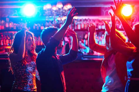 青年男女在酒吧跳舞高清摄影大图-千库网