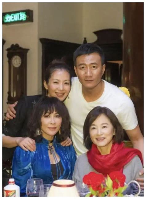 55岁的刘嘉玲，59岁的梁朝伟两人有了一双儿女，儿子13岁女