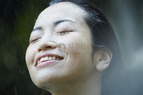 忧郁女性在雨中淋雨高清图片下载-正版图片502121999-摄图网