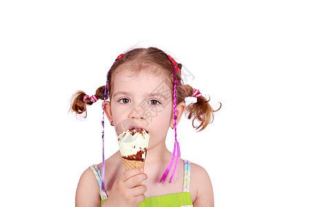 带着冰淇淋和拇指的快乐小女孩高清图片下载-正版图片320762211-摄图网