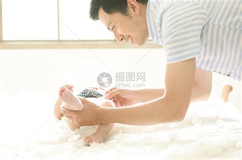 一个男人只需要一只脚就能照顾小孩-搜狐大视野-搜狐新闻