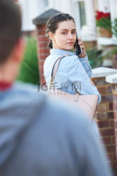女子在城市街头被男子跟踪用手机求救美女合照高清摄影大图-千库网
