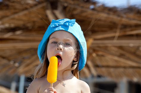 小女孩吃冰淇淋孩子们乐趣糖果女性食物奶油喜悦女孩孩子假期高清图片下载-正版图片320973254-摄图网