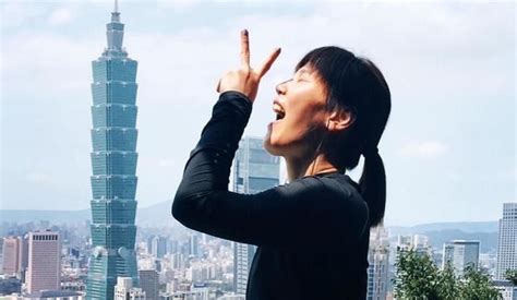 《煎熬》原唱歌手李佳薇，因疫情没有工作，只能当销售维持生计
