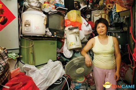 香港穷人标准月入3600港元 摄影师镜头下的穷人家_3DM单机