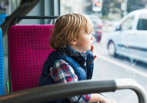 公交车上的小孩高清图片下载-正版图片503394708-摄图网