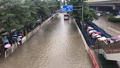 40秒看北京暴雨：地铁站内乘客踏水通行 汽车被淹局地发生山洪_凤凰网视频_凤凰网
