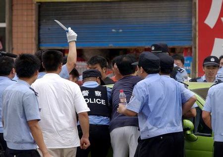 南京警方成功解救在闹市被劫持人质(组图) 图片新闻 烟台新闻网 胶东在线 国家批准的重点新闻网站