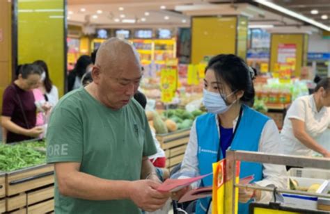 龙华区民治街道开展城中村生活超市食品安全宣传活动