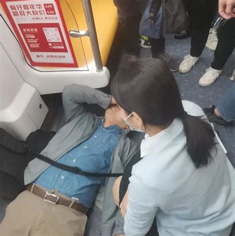 男子在深圳地铁上突然昏倒……乘客用7分钟助其脱险|深圳地铁|乘客|地铁_新浪新闻