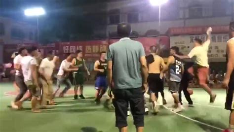 读创--【原创】深圳两男子街头吵架升级为斗舞！网友“打架成本高 斗舞成本低”