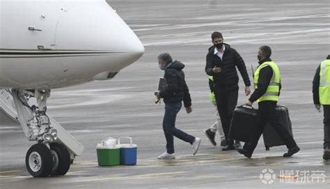 奥莱报：梅西父亲已乘坐私人飞机飞往巴塞罗那，协商转会事宜