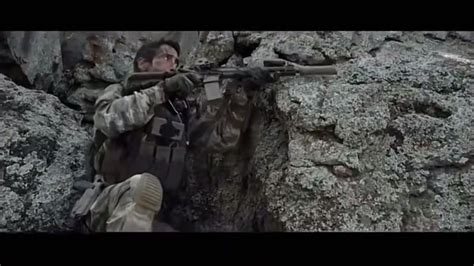 枪战电影：狙击手拿着大炮，直接把直升机给打了下来