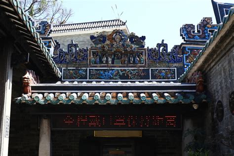 在广州有历史的一座寺庙里，藏着一座大型佛塔 - 石塔 - 和之石雕