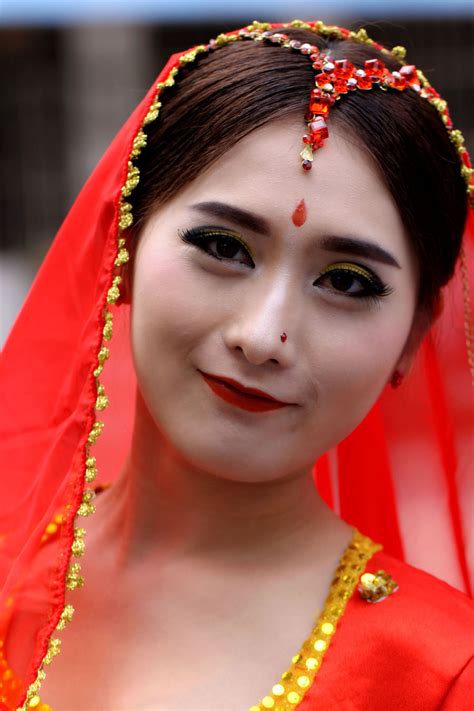 印尼新娘异国丝绸婚礼女士传统戏服婚姻版税女孩金子高清图片下载-正版图片320303675-摄图网