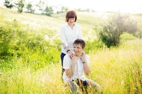 情侣在夏天的田野间约会高清图片下载-正版图片303294678-摄图网