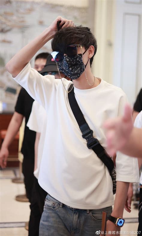秦霄贤自拍黄色系私服图片