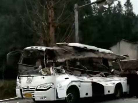 四川车祸8死19伤，目击者讲述经过：大客车几乎被削掉半边 - 知乎