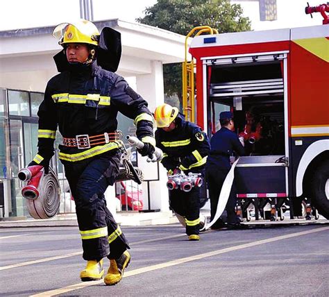 四川面向社会招录的首批252名消防员正式授衔并入职_图片_中国小康网