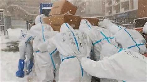 风雪中的“移动雕像”：大连抗疫志愿者十余天卸运物资十余吨 - 国际在线移动版
