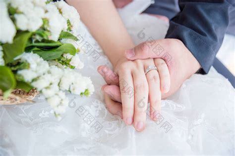 为新娘带上婚戒的新郎高清图片下载-正版图片502020490-摄图网