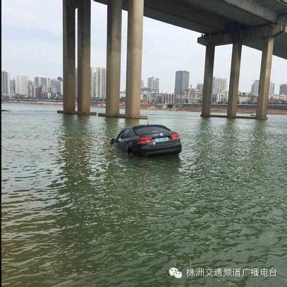 株洲一小车跃下两米高石坡 冲进湘江被打捞/图 - 三湘万象 - 湖南在线 - 华声在线