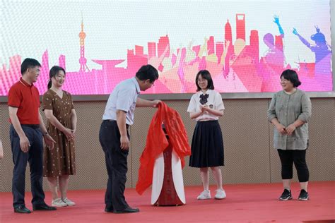 感恩母校，智创未来！南京二十九中毕业典礼上迎来一名“智慧”员工_江南时报
