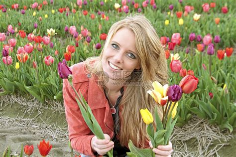 一个快乐女人在荷兰郁金香田采花的肖像高清图片下载-正版图片307163706-摄图网