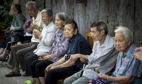 80多岁的坎温老人，几十年如一日，每天就这样坐在墙角做伞_凤凰网视频_凤凰网