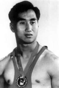 1963年4月20日陈镜开创造次轻量级抓举151公斤世界纪录 - 历史上的今天
