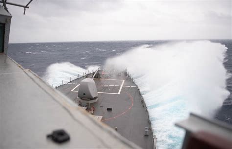 美军公开驱逐舰穿越台湾海峡图片，解放军东部战区回应_腾讯新闻