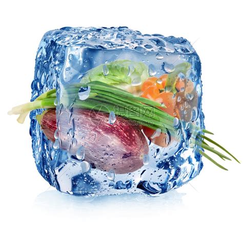 冷冻的蔬菜在冰块中冻的蔬菜在白色上隔着滴高清图片下载-正版图片303957507-摄图网