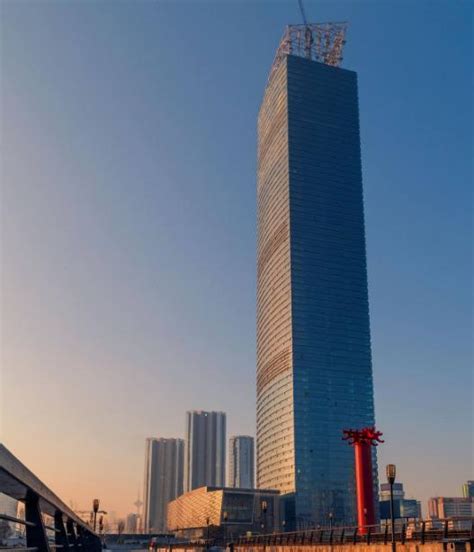 【沈阳第一高楼最新进展，主楼副楼都在向上| 沈阳宝能环球金融中心主楼高568米】_傻大方