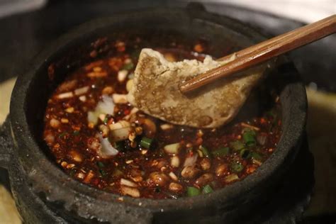 吃大方烙锅最重要的就是放在锅中间的这碗活油蘸水