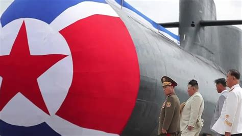 朝鲜第一艘战术核攻击潜艇下水，金正恩出席典礼_凤凰网视频_凤凰网