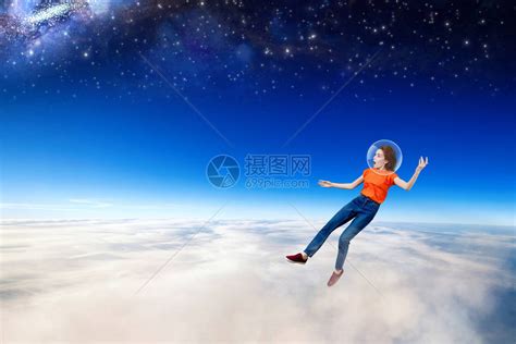 年轻女子从云海的太空坠落高清图片下载-正版图片503807919-摄图网