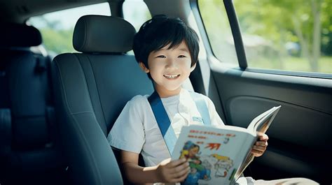 旅途中的车内阅读自由读书日学习小男孩在车内阅读图片下载 - 觅知网
